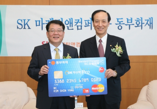↑ 동부화재 김순환 부회장(사진 오른쪽)과 SK 마케팅앤컴퍼니 이방형 사장(왼쪽)은 2일 서울 대치동 동부금융센터에서 동부화재OK캐쉬백Pro카드 제휴를 위한 조인식을 갖고 상호 협력을 다짐했다.