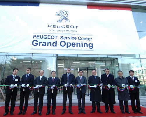 ↑한불모터스는 3일 서울 성수동 서비스센터를 오픈했다. 좌로부터 동근태 한불모터스 세일즈 담당이사, 제롬 코뮤날 푸조 아태 프러덕트 매니저, 김평걸 채권단장, 윤대성 한국수입차협회 전무, 에릭무장 푸조 아태 담당 매니저, 송승철 한불모터스 대표이사, 티에리 베르틀로 주한 프랑스 일등 참사관, 토탈 에스오일 안토니오 미란다 부사장, 토탈 에스오일 김명기 상무, 이광선 한불모터스 서비스 담당이사