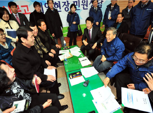 ↑이재오 위원장이 지난달 27일 전북 익산시청에서 익산시 평화동 제일아파트 주민들의 철도소음 방음벽의 높이조정 민원을 합의한 후 민원인들과 웃으며 대화하고 있다.