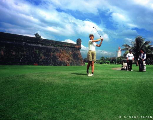 ↑세계 3대 해변으로 손꼽히는 필리핀 보라카이는 부드럽고 하얀 화이트샌드비치와 청록빛 바다가 4km 가량 펼쳐져 있다. 세련된 바와 음식점이 해변가에 길게 자리잡고 있어 일몰을 바라보며 낭만을 즐기기에 그만이다.