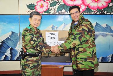 ↑아흐메드 에이 수베이 CEO(오른쪽)가 중부전선 최전방 부대인 6사단을 방문해 양충식 사단장(왼쪽)에게 위문품을 전달하고 있다.