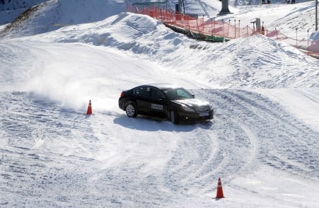 ↑지난 19일 경기 이천 지산포레스트리조트에서 열린 시승회에서 스바루의 중형 세단 '레거시'가 슬라럼(지그재그로 회전하는 코스운전)주행을 펼치고 있다.