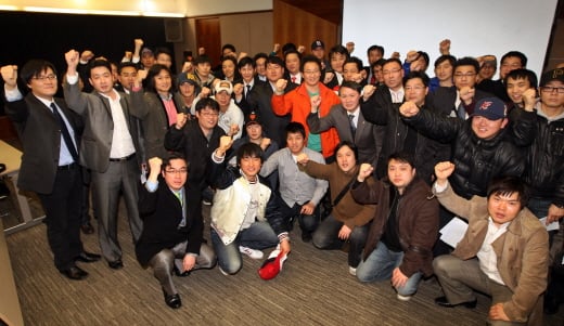 ↑대회 참가팀 대표자들이 조추첨후 화이팅을 외치고 있다.