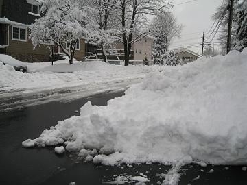 ↑눈에 갇힌 뉴저지주 한 거주타운. 이날 오전 전기, 가스가 단절됐다.