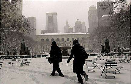 ↑눈폭탄속에 걸어서 맨하탄으로 출근하는 사람들.
사진/뉴욕타임즈