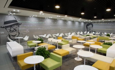 ↑동관 고객접견실에는 선대회장인 고(故) 정주영 명예회장과 고 정몽헌 회장의 생전 모습과 업적, 어록 등을 내부 벽면에 디자인했다.