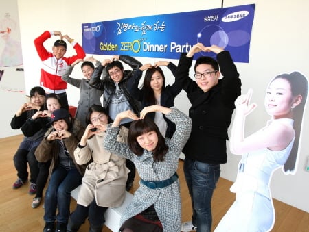 '제로 서포터즈'로 뽑혀 '피겨 퀸' 김연아와 저녁 식사를 즐길 수 있는 행운의 주인공 10명이 기념촬영하고 있다.