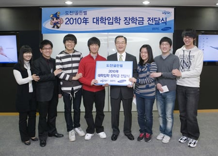 ▲최도석 삼성카드 부회장(왼쪽 다섯번째)이 올해 대학에 입학한 골든벨 장학생 5명에게 장학금과 입학 축하선물을 전달하고 사진촬영을 하고 있다.
'골든벨 장학생 장학금 전달식'을 가졌다.