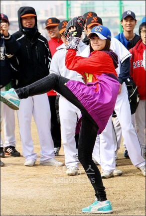 ▲ 5인조 걸그룹 f(x)의 리더 빅토리아가 '제1회 머니투데이 사회인야구대회'에서 생애 첫 시구를 하고 있다. ⓒ이명근 기자