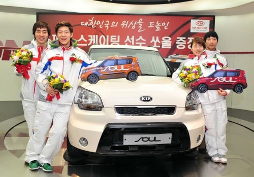 ↑기아자동차㈜는 9일 압구정 기아차 국내영업본부에서 밴쿠버 동계올림픽 스피드 스케이팅 금메달리스트 3명과 국내 빙상계의 맏형 이규혁 선수에게 쏘울을 전달하는 ‘기아차 스피드스케팅 선수 쏘울 증정식’을 개최했다.

사진은 왼쪽부터 이승훈 선수, 모태범 선수, 이상화 선수, 이규혁 선수.
