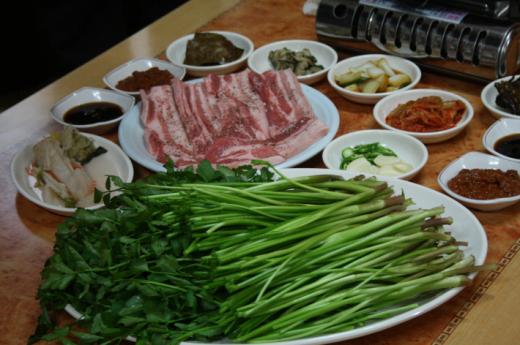 ▲한재미나리와 삼겹살