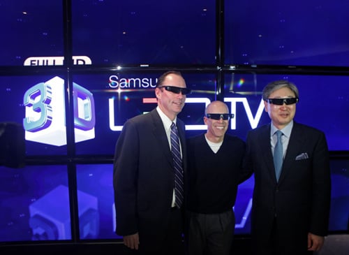 ↑삼성전자가 풀HD 3D LED TV를 글로벌 시장에서 업계 처음으로 출시했다. 윤부근 삼성전자 영상디스플레이사업부 사장(사진 맨 오른쪽)과 제프리 카젠버그 드림웍스 CEO(가운데), 백스터 삼성전자 미국법인 전무(왼쪽)가
3D 큐브를 배경으로 풀HD 3D LED TV를 시연하고 있다.
