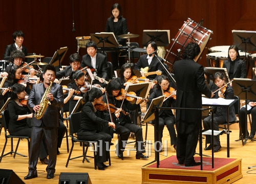↑`한국의 케니지'란 이름이 무색하지 않았다. 색소폰 연주자 대니정의 열정적인 연주에 관객은 넋을 잃었다.ⓒ 유동일 기자