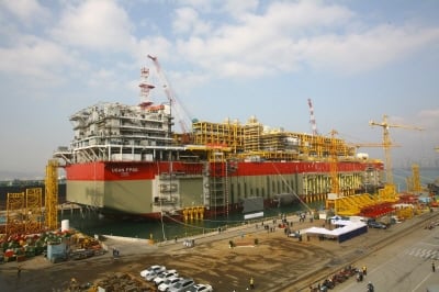 ↑해양플랜트 전용 2야드에서 하부건조를 마친 울산(USAN)-FPSO가 진수돼 상부구조 건조를 진행하고 있다.