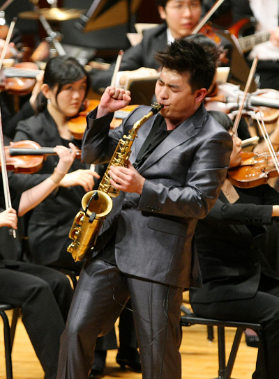 열정적으로 색소폰을 연주하는 대니 정