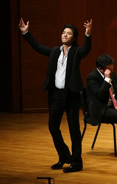 여러분을 부르고 난 뒤 열광하는 관객에게 답례하는 임태경