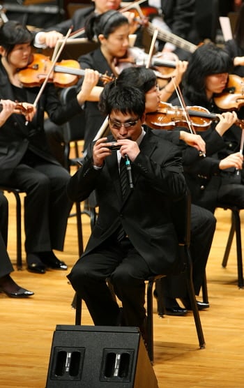 My Way를 연주하고 있는 전제덕 씨