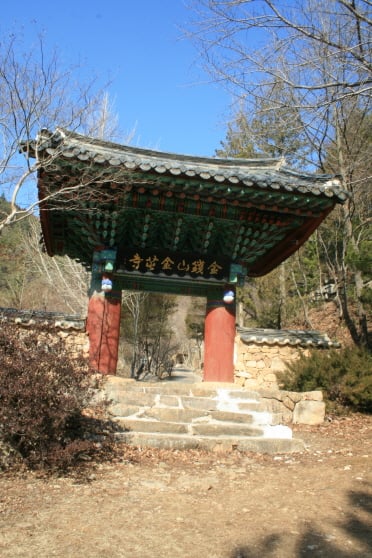 ▲금전산 금둔사 일주문의 모습