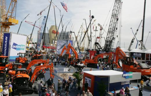 ↑두산인프라코어가 아이핸드(I-Hand) 등 신기술을 접목한 굴삭기를 선보인 미국 콘엑스포 2008.