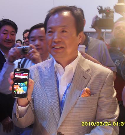 ↑ 23(현지시간) 미국 라스베가스에서 개막된 CTIA에서 신종균 삼성전자 무선사업부 사장이 수퍼 스마트폰 '갤럭시 S'를 시연하고 있다.