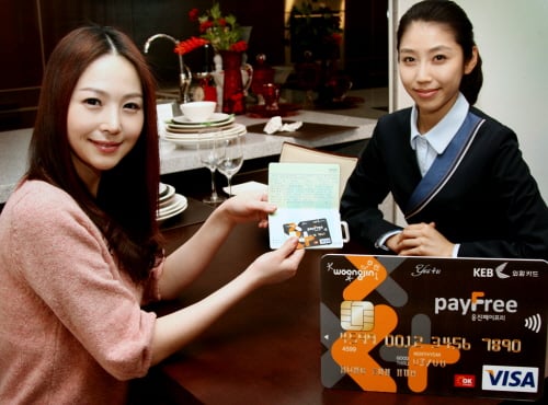 지난해 7월1일 열린 '하트' 서비스 발대식에서 홍준기 사장(가운데 양복 착용)이 직원들과 기념촬영하고 있다. 홍 사장은 이날 '서비스 혁신'을 주문하며 "서비스 전문 기업으로 도약하겠다"고 선언했다.