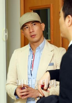 ↑ 구준엽씨는 자신이 자주 사용하는 앱 '홍길동'을 개발한 이승이씨와 모바일앱에 대한 정보를 주고받고 있다. ⓒ이명근 기자 qwe123@