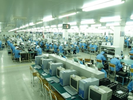 아이엠 중국 동관 공장의 숙련공들이 25일 오후 2시 빠른 손놀림으로 픽업을 생산하고 있다.