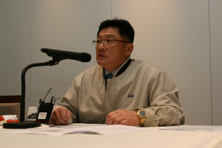 구자균 부회장이 지난달 31일 부산사업장에서 초고압 변압기 및 후육관 공장 준공 기념 기자간담회를 갖고 두 사업의 비전에 대해 설명하고 있다.