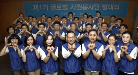 ↑ 앞줄 가운데가 이팔성 우리금융 회장