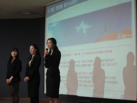 ↑ 최근 기업은행에 들어온 이화여대 출신 행원들. 후배들에게 합격 노하우 등을 설명하고 있다.