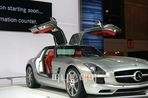 ↑2010 뉴욕 국제오토쇼에서 선보인 벤츠 걸윙 스타일의 신형 수퍼스포츠카 SLS AMG(측면-좌측)