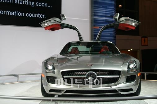 ↑2010 뉴욕 국제오토쇼에서 선보인 벤츠 걸윙 스타일의 신형 수퍼스포츠카 SLS AMG(정면)