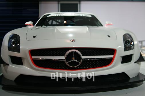 2010뉴욕 오토쇼에 데뷔한 벤츠 신형 수퍼스포츠카 SLS AMG 레이서(정면)