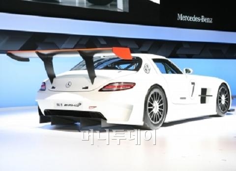 ↑벤츠 신형 수퍼스포츠카 SLS AMG 레이서(뒷면)