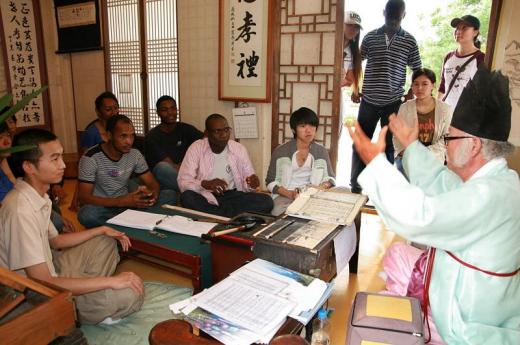 ▲하동야생차 축제중 외국인들이 체험하는 모습