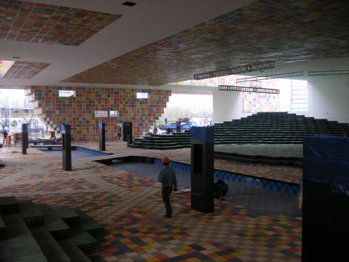 ↑ 상하이엑스포 한국관 1층 내부 모습. 공연장이 만들어진다. 서울의 외형을 1/300로 축소했다.