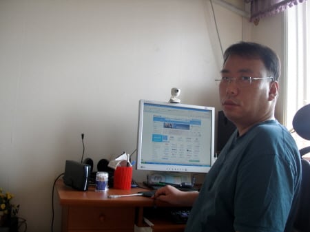 ↑ 2003년부터 코리아잡에서 관리운영팀장으로서 사이트 관리 업무를 총괄하는 김창복 씨(40)는 지체장애 1급이다. 그는 "더많은 장애인들이 사회활동을 할 수 있도록 돕는 게 꿈"이라고 말한다. ⓒ사진제공=김창복