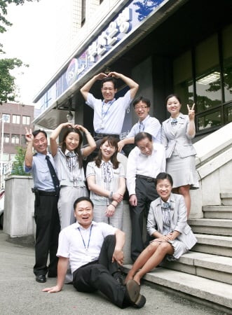 ↑ 부산은행은 지난해, 장애인 고용증진을 위해 적극 노력한 기업에 주는 상인 '트루컴퍼니'을 받았다. 이 회사의 장애인고용률은 2004년 0.18%에서 2009년 1.6%로 10배가까이 높아졌다.ⓒ사진제공=한국장애인고용공단