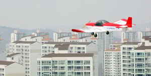 ↑오는 30일 개막하는 경기국제항공전에서 선보이는 한국 공군 '블랙이글'의 에어쇼