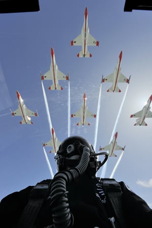 ↑시화호 인근에 위치한 경기국제항공전 행사장을 찾아 경비행기 탑승체험을 했다. 땅을 박차고 하늘로 솟구치는 순간 사방이 훤히 뚫린 캐노피로 가까워지는 하늘로 그야말로 '자유'였다.