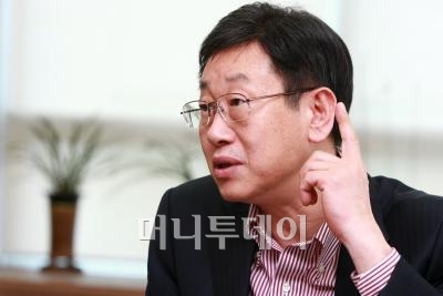 ↑ PC를 제대로 다룰 줄 모르는 노년층을 위해 아케이드 기능성 게임을 개발할 필요가 있다고 강조하는 이 원장. ⓒ임성균 기자 tjdrbs23@