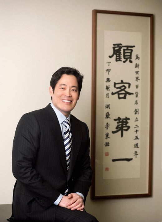 ↑지난 2월 호암 탄생 100주년 행사에서 호암 이병철 선대회장이 하사한 친필 '고객제일' 휘호을 배경으로 포즈를 취한 정용진 부회장.