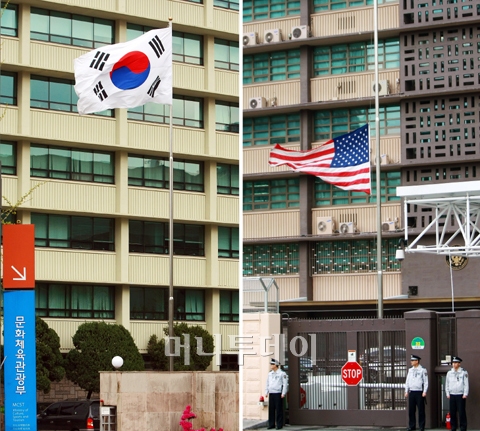 천안함장병 애도기간인 27일 서울 세종로 주한미국대사관의 성조기는 조기로 게양되어 있는데 비해(사진 오른쪽) 옆건물 문화관광부의 태극기는 조기가 아니어서 대조를 이루고 있다. 사진=임성균 기자ⓒ
