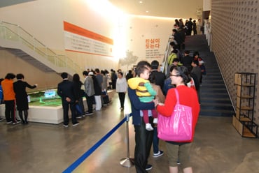 ↑ 모델하우스 유니트를 보기 위해 길게 줄이 늘어서 있다.