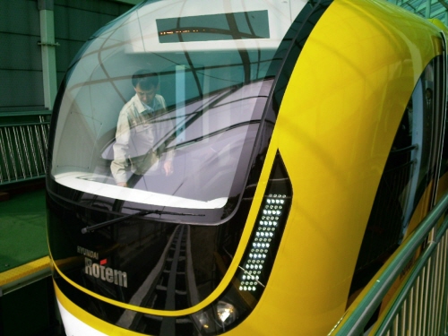 ↑고려청자를 본 뜬 자기부상열차 외형