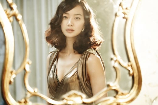 ↑네크라인이 V자로 깊게 파인 옷에는 브래지어의 컵 부분을 살짝 드러내 세련된 '란제리룩'을 연출해보자.