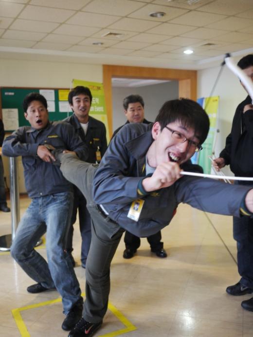 ↑ 재미삼아리그에 참여해 게임에 열중하고 있는 직원들. 사진 중앙은 이종철 사장.