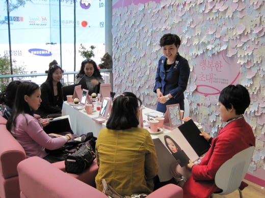 ↑메리케이는 2010 ‘행복한 초대’ 캠페인을 통해 ‘축하, 웨딩, 여행, 출산’ 등 여성의 다양한 삶을 위한 특별한 클래스를 진행한다.