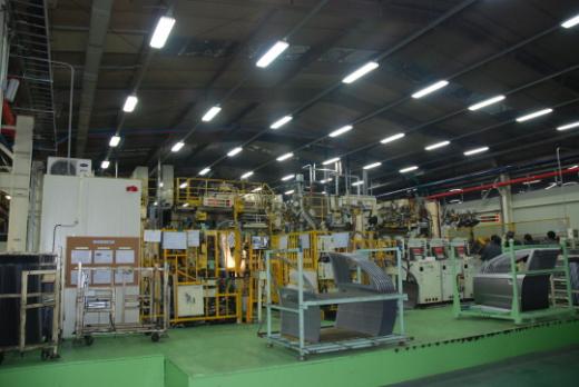 ↑ 우신시스템 시화 2공장에서 자체 생산한 자동용접시스템을 이용해 GM에 납품될 소형차 문짝을 만들고 있다.