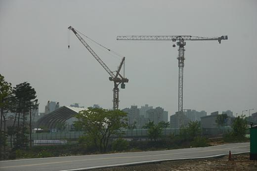 ↑경기도 화성에 위치한 삼성전자 반도체 생산 16라인이 17일 기공식을 시작으로 본격적인 공사에 들어갔다.
